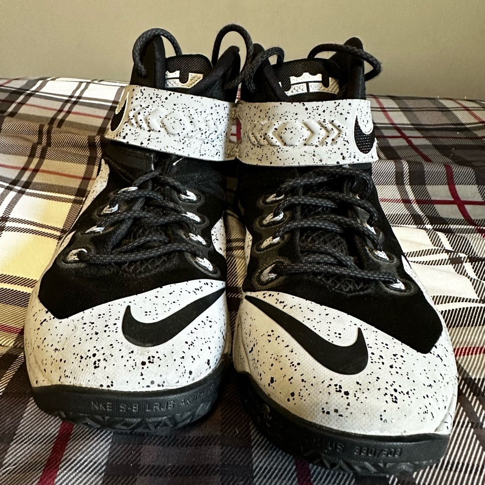 Men’s Nike Lebron Zoom Soldier 8